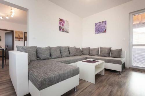 Apartments Lovri?