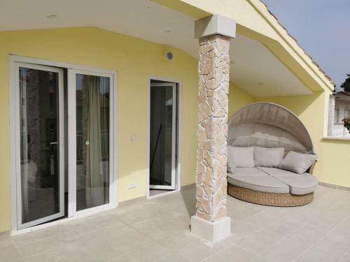 Five Bedroom House Near Sandy Beach Villa Major