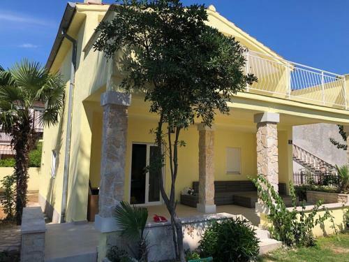 Five Bedroom House Near Sandy Beach Villa Major
