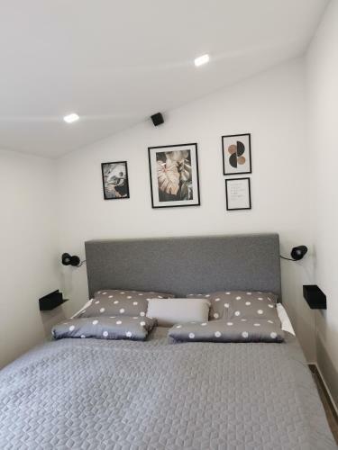 Five Bedroom House Near Sandy Beach Villa Major