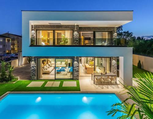 New Design Villa With Full Comfort