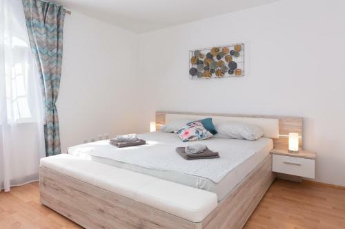Villa Marko - 3 Apartments With Shared Swimming Pool