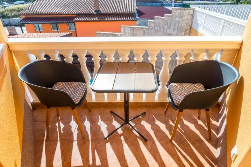Villa Marko - 3 Apartments With Shared Swimming Pool