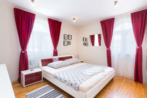 Villa Marko - 3 Apartments With Shared Swimming Pool