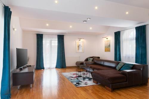 Villa Marko - 3 Apartments With Shared Swimming Pool