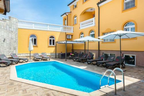 Villa Marko - 3 Apartments With Shared Swimming Pool