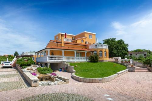 Villa Marko - 3 Apartments With Shared Swimming Pool