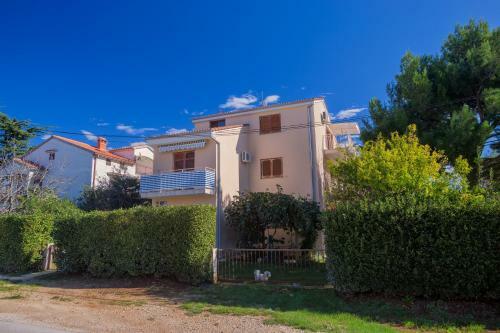 Apartments Mladen