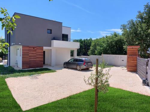 Villa Irena, 4 Bedroom Villa With Heated Pool
