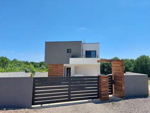 Villa Irena, 4 Bedroom Villa With Heated Pool
