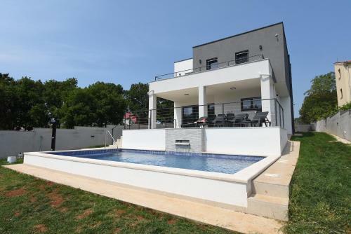 Villa Irena, 4 Bedroom Villa With Heated Pool