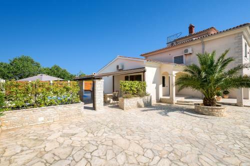 Apartment Fenera With Private Swimming Pool