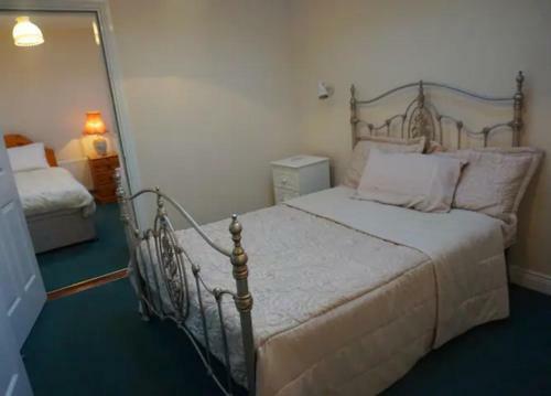 Interconecting Rooms Lough Gill Lodge Sligo - 1 Double 2 Single Beds