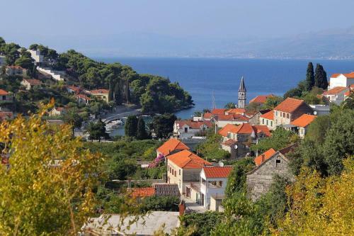 Apartments With A Parking Space Splitska, Brac - 17023
