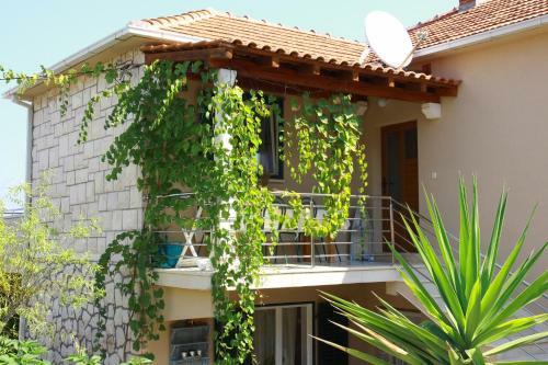 Vacation House On Island Brac - Ana