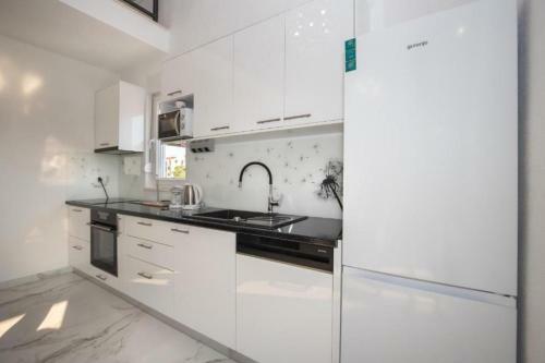 Apartments Dragan - With Pool And Seaview