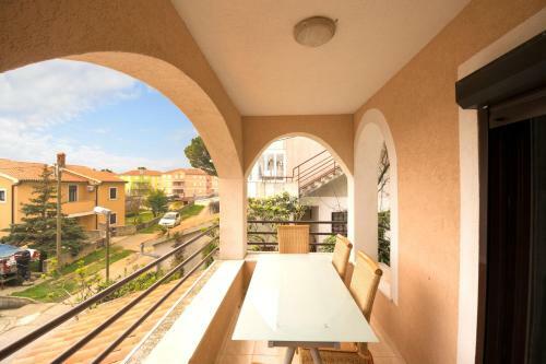 Apartman Sa Tri Spava?e Sobe U Blizini Pla?e