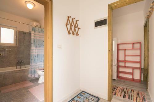 Apartman Sa Tri Spava?e Sobe U Blizini Pla?e