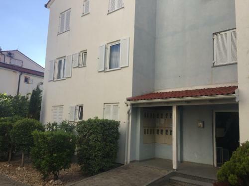Apartment Bobby