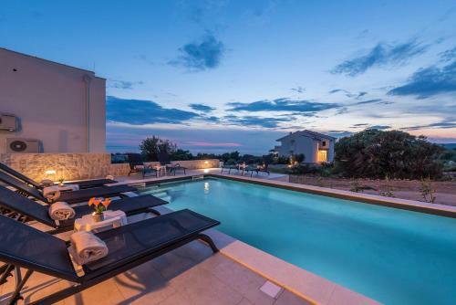 Adris 2 Luxury Modern Apartment With A Pool