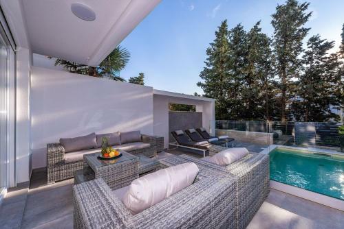 Luxury Apartment Sunset With Pool And Jacuzzi