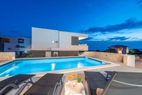 Villa Adria 2 Luxury Apartment With A Pool