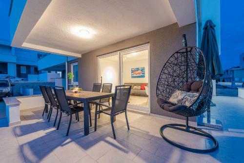 Sunset Mood Modern Apartment With A Pool For 6