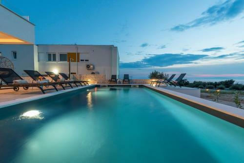 Sunset Mood Modern Apartment With A Pool For 6