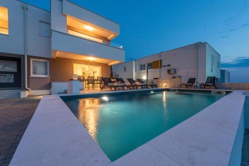 Sunset Mood Modern Apartment With A Pool For 6
