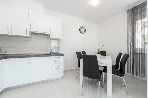 Apartamento Villa Star 2 A Centrally Located Ap. With A Pool