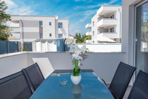 Apartamento Villa Star 2 A Centrally Located Ap. With A Pool