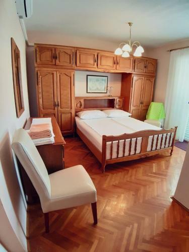 Bed & Breakfast F? R? I? E? N? D? S?
