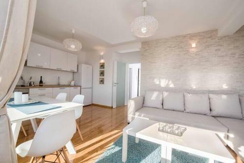 Blue Sky, Modern Sea View Apartment