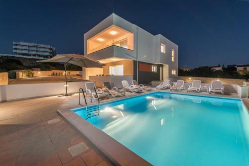 Dino 2 Luxury Apartment With Pool