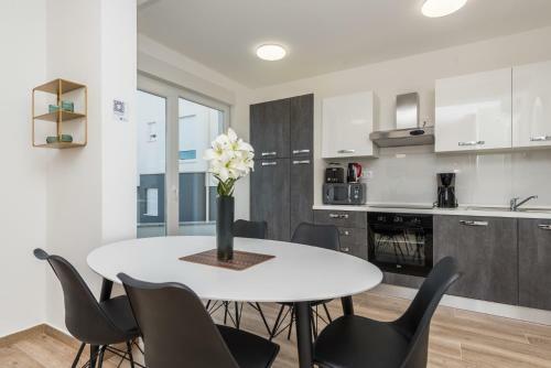 Pool Apartments Banta B