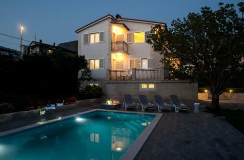 Villa 4us With Pool, Near Split And Sea