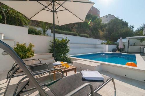 House With Pool Bony Podstrana