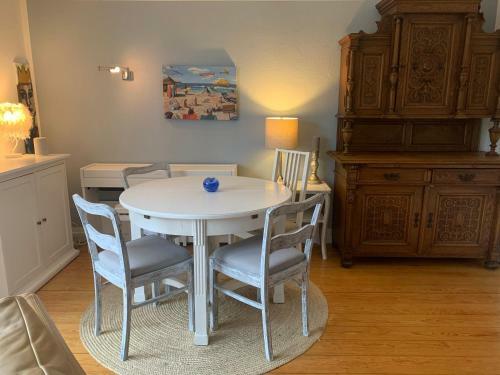Charmante Doppelhaush�lfte Am Schwanensee In Pl�n