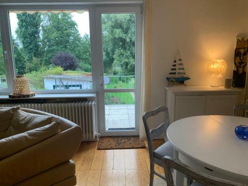Charmante Doppelhaush�lfte Am Schwanensee In Pl�n