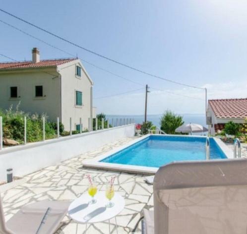 Holiday House Summer Rose, Near Split With Private Pool