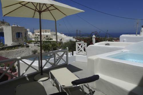 Oia, Finikia Cave House