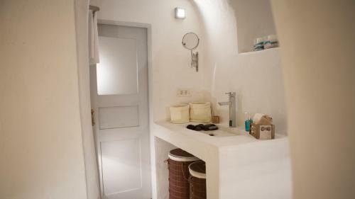 Oia, Finikia Cave House