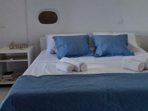 Blue & White: An Absolute Aegean Dream House