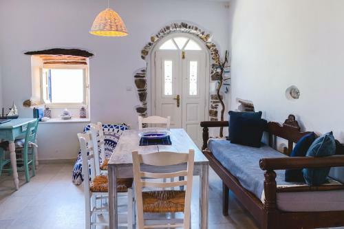 Blue & White: An Absolute Aegean Dream House