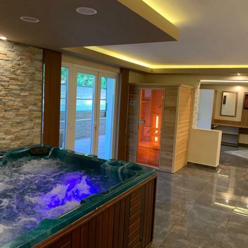 Hostal The Jacuzzi Room