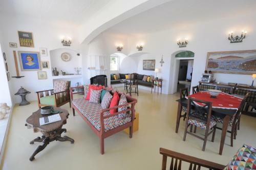 Rallou House Hydra