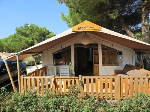 Dt Lodge Tent Holiday Deluxe Ac, Lanterna