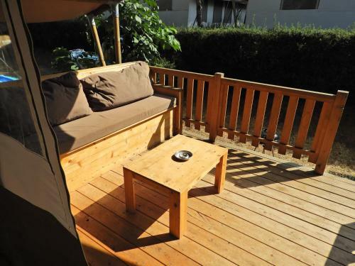 Dt Lodge Tent Holiday Deluxe Ac, Lanterna