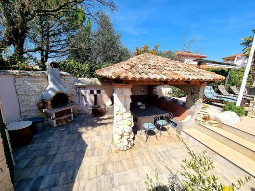 Apartment Villa Engel With Pool