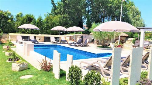 Apartment Villa Engel With Pool